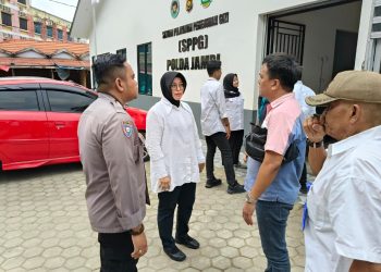 Kanit A Subdit Ekonomi Ditintelkam Polda Jambi Kompol Asih Fahmayani (berkerudung hitam) bersama tim gabungan BPOM, Dinas Kesehatan, dan BGN Provinsi Jambi saat melakukan pengecekan kelayakan Dapur SPPG Polda Jambi, Senin (27/10/2025). (Dok, Nahar)