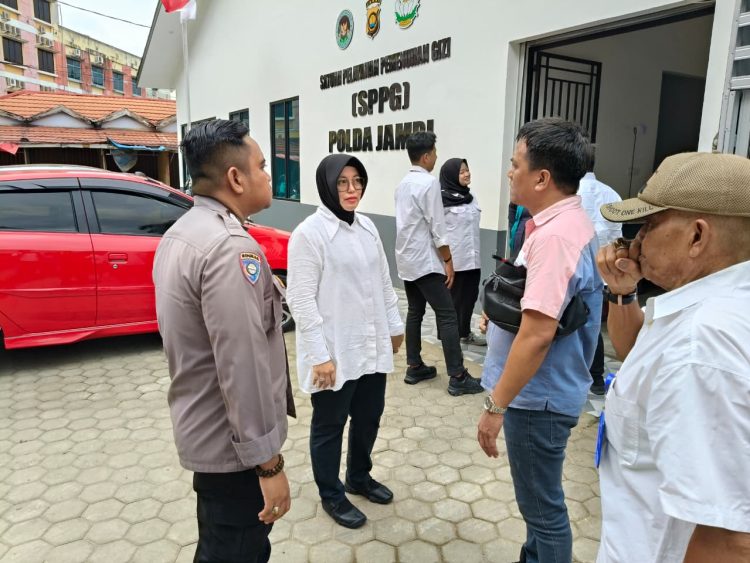 Kanit A Subdit Ekonomi Ditintelkam Polda Jambi Kompol Asih Fahmayani (berkerudung hitam) bersama tim gabungan BPOM, Dinas Kesehatan, dan BGN Provinsi Jambi saat melakukan pengecekan kelayakan Dapur SPPG Polda Jambi, Senin (27/10/2025). (Dok, Nahar)