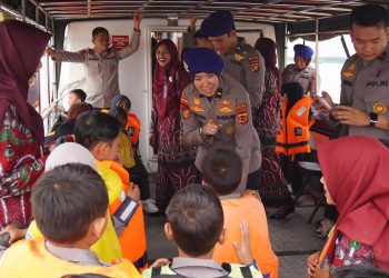 Polwan Ditpolairud Polda Jambi berinteraksi dengan murid RA Al-Ikhlas saat kegiatan Polisi Sahabat Anak di atas kapal patroli Ditpolairud Polda Jambi, Senin (28/10/2025). (Dok. Nahar)