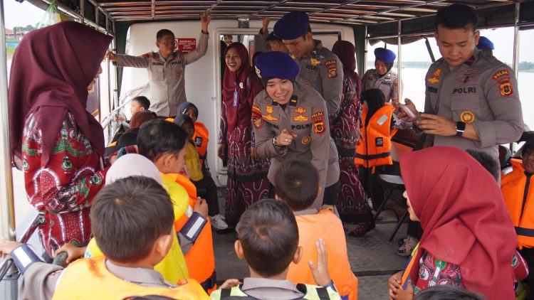 Polwan Ditpolairud Polda Jambi berinteraksi dengan murid RA Al-Ikhlas saat kegiatan Polisi Sahabat Anak di atas kapal patroli Ditpolairud Polda Jambi, Senin (28/10/2025). (Dok. Nahar)