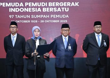 Plt Direktur Utama Jasa Raharja, Dewi Aryani Suzana, membacakan pesan peringatan Hari Sumpah Pemuda ke-97 bertema “Pemuda Pemudi Bergerak, Indonesia Bersatu” di Jakarta, Selasa (28/10/2025). (Foto: Humas Jasa Raharja)