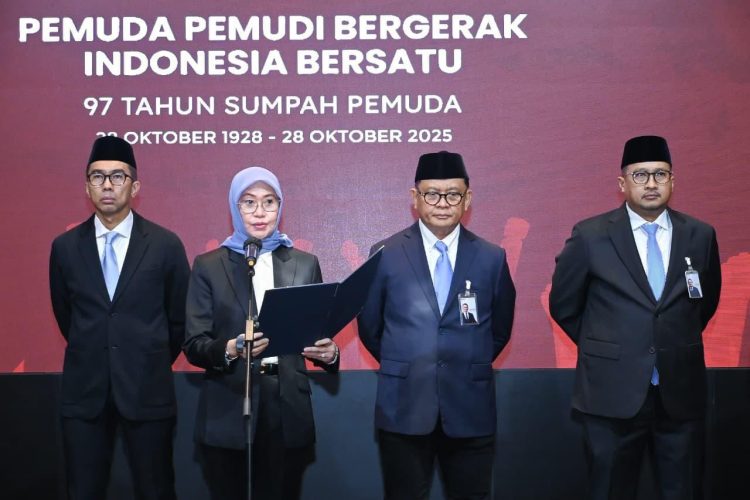 Plt Direktur Utama Jasa Raharja, Dewi Aryani Suzana, membacakan pesan peringatan Hari Sumpah Pemuda ke-97 bertema “Pemuda Pemudi Bergerak, Indonesia Bersatu” di Jakarta, Selasa (28/10/2025). (Foto: Humas Jasa Raharja)