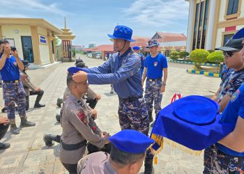 Direktur Polairud Polda Jambi, Kombes Pol Agus Tri Waluyo, menyematkan baret kepada personel baru dalam Upacara Pembaretan di Mako Ditpolairud Polda Jambi, Selasa (29/10/2025). (Foto: Nahar)