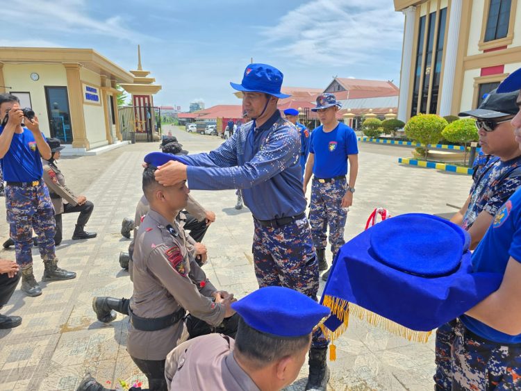 Direktur Polairud Polda Jambi, Kombes Pol Agus Tri Waluyo, menyematkan baret kepada personel baru dalam Upacara Pembaretan di Mako Ditpolairud Polda Jambi, Selasa (29/10/2025). (Foto: Nahar)