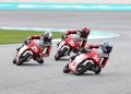 Pebalap muda binaan Astra Honda Motor bersaing ketat di lintasan Sirkuit Sepang, Malaysia, dalam putaran terakhir Idemitsu Asia Talent Cup (IATC) 2025, Minggu (26/10/2025) (Dok. Sinsen)