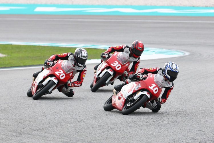 Pebalap muda binaan Astra Honda Motor bersaing ketat di lintasan Sirkuit Sepang, Malaysia, dalam putaran terakhir Idemitsu Asia Talent Cup (IATC) 2025, Minggu (26/10/2025) (Dok. Sinsen)