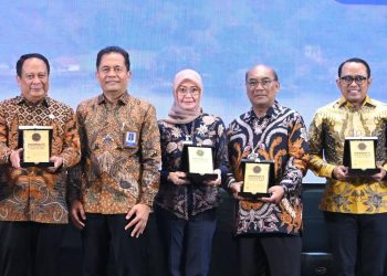 Direksi PT Jasa Raharja Dewi Aryani Suzana (tengah) bersama para mitra strategis saat menghadiri Rakernas IV GAPASDAP 2025 di Grand Ballroom Fairmont Jakarta, 22–23 Oktober 2025. (Dok. Humas JR)