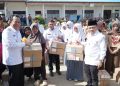 Gubernur Jambi Al Haris bersama Bupati Muaro Jambi Bambang Bayu Suseno menyerahkan bantuan program Dumisake Pendidikan kepada siswa SMA, SMK, dan SLB di SMAN 3 Muaro Jambi, Rabu (29/10/2025).(Dok.Erit - Kominfo)
