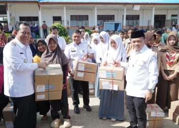Gubernur Jambi Al Haris bersama Bupati Muaro Jambi Bambang Bayu Suseno menyerahkan bantuan program Dumisake Pendidikan kepada siswa SMA, SMK, dan SLB di SMAN 3 Muaro Jambi, Rabu (29/10/2025).(Dok.Erit - Kominfo)