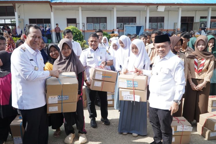 Gubernur Jambi Al Haris bersama Bupati Muaro Jambi Bambang Bayu Suseno menyerahkan bantuan program Dumisake Pendidikan kepada siswa SMA, SMK, dan SLB di SMAN 3 Muaro Jambi, Rabu (29/10/2025).(Dok.Erit - Kominfo)