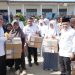 Gubernur Jambi Al Haris bersama Bupati Muaro Jambi Bambang Bayu Suseno menyerahkan bantuan program Dumisake Pendidikan kepada siswa SMA, SMK, dan SLB di SMAN 3 Muaro Jambi, Rabu (29/10/2025).(Dok.Erit - Kominfo)