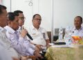 Deputi Bidang Koordinasi Komunikasi dan Informasi Kemenko Polhukam Marsda TNI Eko Dono Indarto berdialog dengan jajaran Pemerintah Provinsi Jambi saat meninjau Koperasi Kelurahan Merah Putih Selamat, Kecamatan Danau Sipin, Kota Jambi, Rabu (29/10/2025). (Dok. Stepanus)