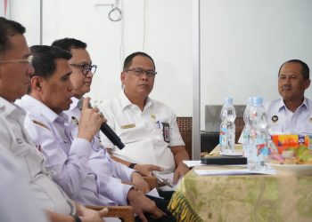 Deputi Bidang Koordinasi Komunikasi dan Informasi Kemenko Polhukam Marsda TNI Eko Dono Indarto berdialog dengan jajaran Pemerintah Provinsi Jambi saat meninjau Koperasi Kelurahan Merah Putih Selamat, Kecamatan Danau Sipin, Kota Jambi, Rabu (29/10/2025). (Dok. Stepanus)