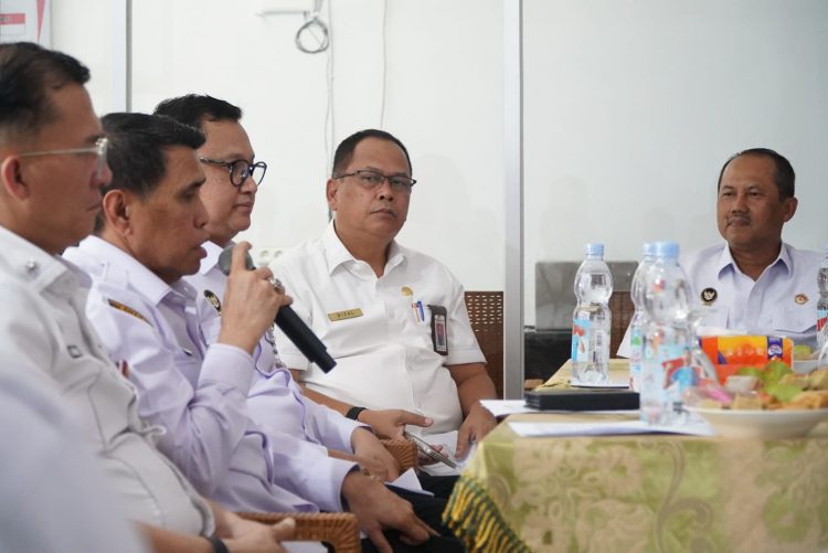 Deputi Bidang Koordinasi Komunikasi dan Informasi Kemenko Polhukam Marsda TNI Eko Dono Indarto berdialog dengan jajaran Pemerintah Provinsi Jambi saat meninjau Koperasi Kelurahan Merah Putih Selamat, Kecamatan Danau Sipin, Kota Jambi, Rabu (29/10/2025). (Dok. Stepanus)