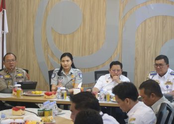 epala Jasa Raharja Wilayah Jambi Ni Made Ayu Mulidyawati bersama perwakilan BPTD, Ditlantas Polda Jambi, dan Dinas Perhubungan Provinsi saat rapat koordinasi lintas sektor membahas kesiapan angkutan umum menghadapi Natal 2025 dan Tahun Baru 2026 di Kantor Jasa Raharja Jambi, Kamis (30/10/2025). (Dok Stepanus)