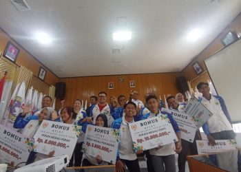 Ketua KONI Provinsi Jambi Mat Sanusi bersama para atlet peraih medali PON Bela Diri 2025 berpose usai menerima bonus penghargaan di Kantor KONI Jambi, Kamis (30/10/2025). (Dok. Stepanus)