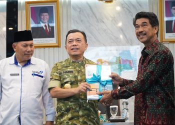 Gubernur Jambi Al Haris menerima dokumen Grand Design Pembangunan Kependudukan (GDPK) 2025–2029 dari perwakilan BKKBN Provinsi Jambi di Kantor Gubernur Jambi, Kamis (30/10/2025). (Dok. Stepanus)