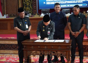 Gubernur Jambi Al Haris bersama pimpinan DPRD Provinsi Jambi menunjukkan dokumen nota keuangan RAPBD 2026 usai Rapat Paripurna di Gedung DPRD Jambi, Kamis (30/10/2025). (Dok. Daus)