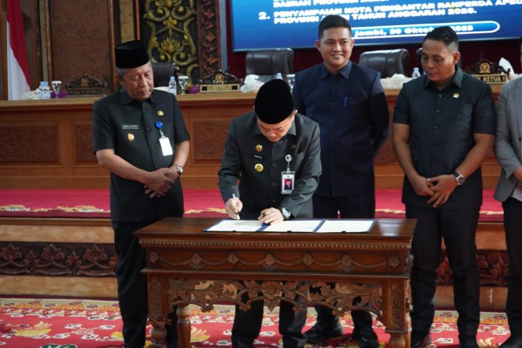 Gubernur Jambi Al Haris bersama pimpinan DPRD Provinsi Jambi menunjukkan dokumen nota keuangan RAPBD 2026 usai Rapat Paripurna di Gedung DPRD Jambi, Kamis (30/10/2025). (Dok. Daus)