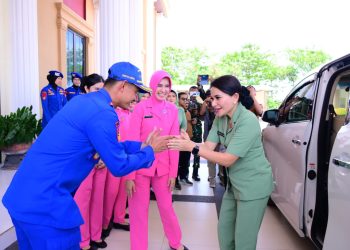 Ketua Persit Kartika Chandra Kirana Kodam XX/TIB Ny. Anggi Arief Gajah Mada disambut Direktur Polairud Polda Jambi Kombes Pol Agus Tri Waluyo saat kunjungan silaturahmi di Kantor Ditpolairud Polda Jambi, Rabu (30/10/2025). (Dok. Nahar)