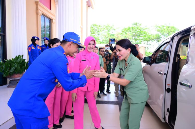 Ketua Persit Kartika Chandra Kirana Kodam XX/TIB Ny. Anggi Arief Gajah Mada disambut Direktur Polairud Polda Jambi Kombes Pol Agus Tri Waluyo saat kunjungan silaturahmi di Kantor Ditpolairud Polda Jambi, Rabu (30/10/2025). (Dok. Nahar)