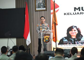 Kapolda Jambi Irjen Pol Krisno H. Siregar memberikan sambutan saat menutup Musda ke-5 sekaligus melantik Pengurus Daerah KBPP Polri Provinsi Jambi masa bhakti 2025–2030 di Gedung Siginjai Sakti Wira Bhakti, Kamis (30/10/2025). (Dok. Humas)