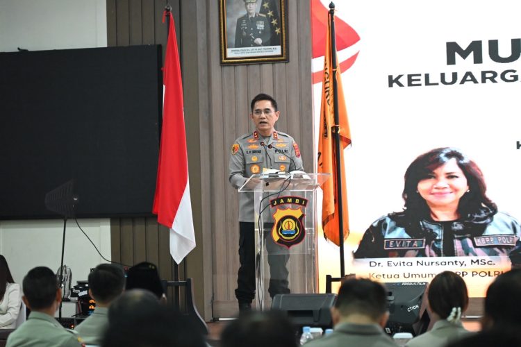 Kapolda Jambi Irjen Pol Krisno H. Siregar memberikan sambutan saat menutup Musda ke-5 sekaligus melantik Pengurus Daerah KBPP Polri Provinsi Jambi masa bhakti 2025–2030 di Gedung Siginjai Sakti Wira Bhakti, Kamis (30/10/2025). (Dok. Humas)
