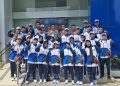 Ketua Harian PBVSI Provinsi Jambi Kombes Pol Adi Benny Cahyono bersama kontingen bola voli Jambi yang akan berlaga pada Popnas XVII Tahun 2025 di Jakarta, usai acara pelepasan di lapangan Ditlantas Polda Jambi, Kamis (30/10/2025). (Dok, Nahar)