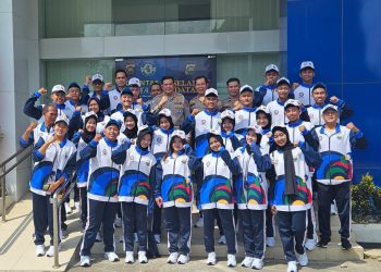 Ketua Harian PBVSI Provinsi Jambi Kombes Pol Adi Benny Cahyono bersama kontingen bola voli Jambi yang akan berlaga pada Popnas XVII Tahun 2025 di Jakarta, usai acara pelepasan di lapangan Ditlantas Polda Jambi, Kamis (30/10/2025). (Dok, Nahar)