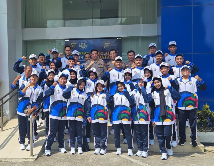 Ketua Harian PBVSI Provinsi Jambi Kombes Pol Adi Benny Cahyono bersama kontingen bola voli Jambi yang akan berlaga pada Popnas XVII Tahun 2025 di Jakarta, usai acara pelepasan di lapangan Ditlantas Polda Jambi, Kamis (30/10/2025). (Dok, Nahar)