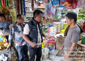 Anggota Satgas Pengendalian Harga Beras Provinsi Jambi saat melakukan pengecekan harga dan stok beras di salah satu toko di Kecamatan Bangko, Kabupaten Merangin, Kamis (30/10/2025). (Dok. Humas)