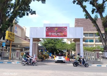 Gerbang utama Markas Kepolisian Daerah (Polda) Jambi, Jumat (31/10/2025) (Dok. Nahar)