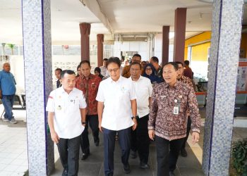 Menteri Kesehatan RI Budi Gunadi Sadikin bersama Gubernur Jambi Al Haris meninjau pelaksanaan operasi jantung terbuka perdana di RSUD Raden Mattaher Jambi, Jumat (31/10/2025). (Dok Stepanus)