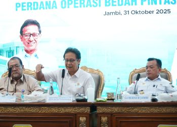 Menteri Kesehatan RI Budi Gunadi Sadikin (tengah) berdiskusi bersama Gubernur Jambi Al Haris (kanan) saat meninjau pelaksanaan operasi jantung perdana di RSUD Raden Mattaher Jambi, Jumat (31/10/2025). (Dok, Erit- Kominfo)