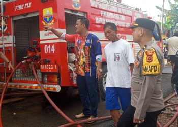 Petugas Pemadam Kebakaran Kota Jambi dibantu personel Polresta Jambi berupaya memadamkan api yang melalap rumah warga di Kelurahan Rajawali, Kecamatan Alam Barajo, Kota Jambi, Jumat (31/10/2025). (Dok, Stepansus)