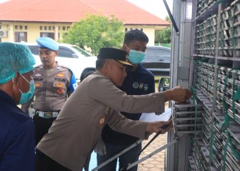 Kapolda Bengkulu Irjen Pol. Mardiyono, S.I.K., M.Si. bersama Ketua Bhayangkari Daerah Bengkulu meninjau pelaksanaan program MBG yang digelar oleh SPPG Polda Bengkulu di SD Negeri 75 Kota Bengkulu, Jumat (24/10/2025). (Dok.yola)