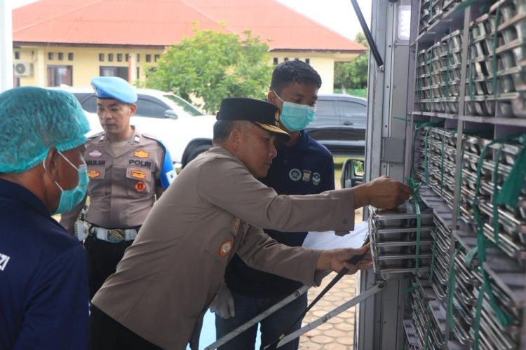 Kapolda Bengkulu Irjen Pol. Mardiyono, S.I.K., M.Si. bersama Ketua Bhayangkari Daerah Bengkulu meninjau pelaksanaan program MBG yang digelar oleh SPPG Polda Bengkulu di SD Negeri 75 Kota Bengkulu, Jumat (24/10/2025). (Dok.yola)