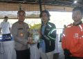 Kapolda Bengkulu Irjen Pol. Mardiyono, S.I.K., M.Si., membagikan paket sembako kepada para driver ojol, Rabu (15/10/2025). (Dok.Yola)
