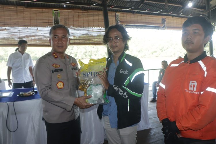 Kapolda Bengkulu Irjen Pol. Mardiyono, S.I.K., M.Si., membagikan paket sembako kepada para driver ojol, Rabu (15/10/2025). (Dok.Yola)