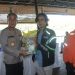 Kapolda Bengkulu Irjen Pol. Mardiyono, S.I.K., M.Si., membagikan paket sembako kepada para driver ojol, Rabu (15/10/2025). (Dok.Yola)