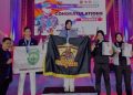 Bripda Jihan Luthfi Angely (tengah) saat menerima penghargaan usai menjuarai Mandiri Series Open International Taekwondo Championship 2025 Piala Panglima TNI di GOR A. Yani Cilangkap, Jakarta Timur, 28 September 2025. (Dok. Polres Tebo)