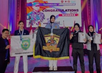 Bripda Jihan Luthfi Angely (tengah) saat menerima penghargaan usai menjuarai Mandiri Series Open International Taekwondo Championship 2025 Piala Panglima TNI di GOR A. Yani Cilangkap, Jakarta Timur, 28 September 2025. (Dok. Polres Tebo)