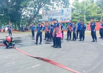 Petugas Damkar Kota Jambi menunjukkan keterampilan dalam ajang Firefighter and Rescue Skill Competition 2025 di Lapangan Mako Damkar Kota Jambi, Selasa (4/11/2025). (Dok. Stepanus)