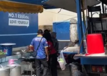 Petugas dan relawan menyiapkan kebutuhan makanan di dapur umum bagi warga terdampak kebakaran di kawasan eks Lokalisasi Pucuk, Kelurahan Rawa Sari, Kecamatan Alam Barajo, Kota Jambi, Sabtu (1/11/2025). (Dok Stepanus)