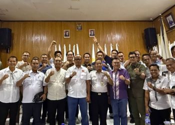 Ketua KONI Provinsi Jambi AKBP (Purn) Mat Sanusi bersama jajaran pengurus KONI kabupaten/kota berfoto bersama usai rapat koordinasi persiapan Pekan Olahraga Provinsi (Porprov) Jambi ke-XXIV tahun 2026 di Aula KONI Jambi, Rabu (5/11/2025). (Dok. Stepanus)