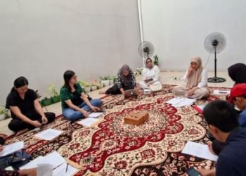 Ketua Pengurus Provinsi Senam Tera Indonesia (STI) Jambi, Ratu Munawaroh (berbusana putih), memimpin rapat persiapan peringatan Hari Senam Tera Indonesia 2025 di Jambi, Kamis (6/11/2025) (Dok. Daus)