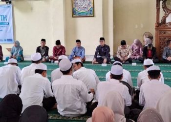 Rektor UIN Sulthan Thaha Saifuddin Jambi Prof. Kasful Anwar bersama jajaran dosen dan mahasiswa Fakultas Syariah saat membuka Kompetisi Antar Bangsa Melayu Serumpun (ABMS) ke-4 di Masjid Fakultas Syariah, Kamis (6/11/2025). (Dok. Stepanus)