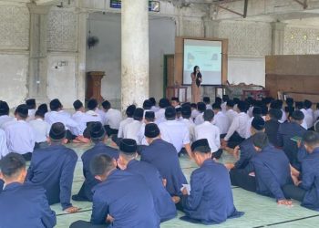 Pemateri Jambi Karya Raya, Rahma Yuniarsih, memberikan motivasi literasi kepada para santri Pondok Pesantren An Nur, Desa Tangkit, Kecamatan Sungai Gelam, Kabupaten Muaro Jambi, Jumat (31/10/2025) (Dok. Daus)