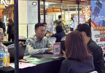 Suasana stand perusahaan peserta job fair di Mall WTC Batanghari Jambi, tempat pencari kerja melakukan konsultasi dan pendaftaran peluang karier. (Dok. Stepanus)