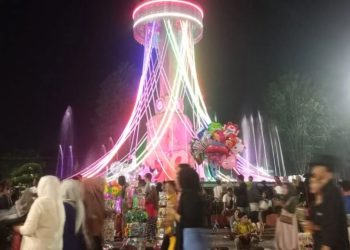 Suasana malam di Tugu Keris Siginjai Sakti, Kota Jambi, yang dipadati pengunjung. Monumen ikonik ini menjadi magnet wisata baru sekaligus penggerak ekonomi lokal melalui geliat pelaku UMKM di sekitarnya. (Dok. Stepanus)